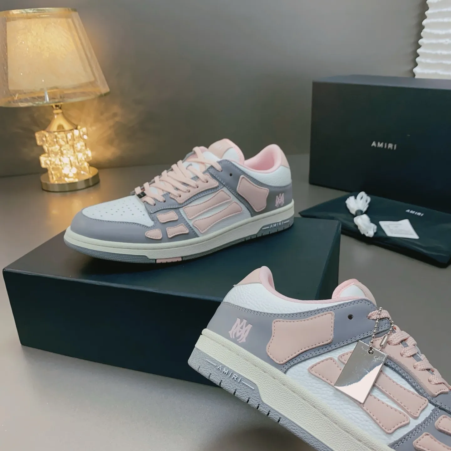 p580🐮🐮AMIRI Couple Style👑 The latest The Pacific Series Couple Style💀🦴Bone Stars Casual Sports Shoes Skateboard Shoes✔️ AMIRI's Pacific shoes are a sneaker that combines luxury and street style. Many celebrities and Internet celebrities have the same style. Its design and workmanship are very exquisite. Made of high-grade cow leather, soft to the touch and highly durable. 💎Fabrics: Original custom imported first-layer cowhide 💎Inner lining: Original customized breathable mesh 💎Foot: Original injection molded one-piece, comfortable, wear-resistant and not tiring for feet 💎Outsole: Original 1:1 molded three-color sole Original outsole 💎Sole thickness: 3CM 💎Size: Female 35-40 Male 39-46 💎Price; Top version 👑Special remarks Remark: (Female size 34 40 . Men's sizes 38 45 46 are customized and cannot be returned or exchanged. Please note when ordering! Thank you🤝🤝